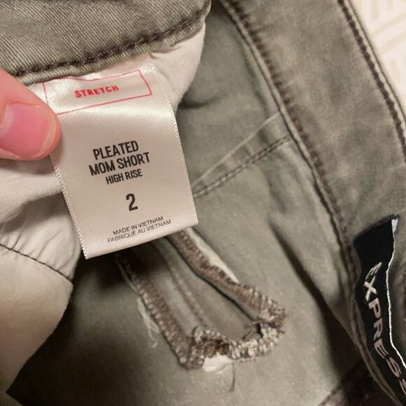 Express Pleated high rise shorts - Picture 3 of 5